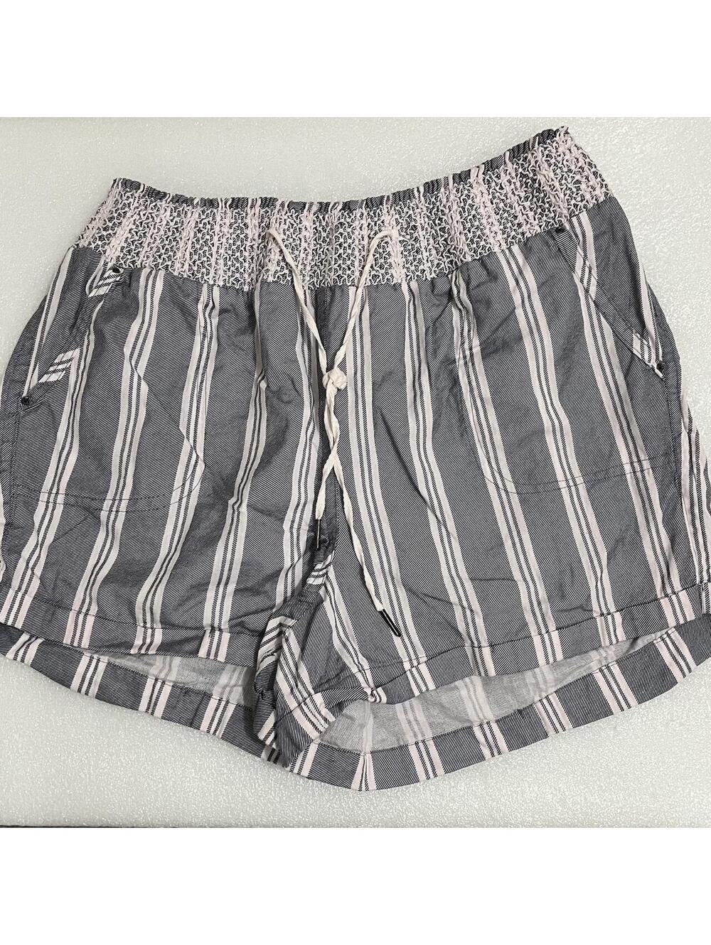 Jolie & Joy. Sz: 1X. Grey and white striped shorts #stripes